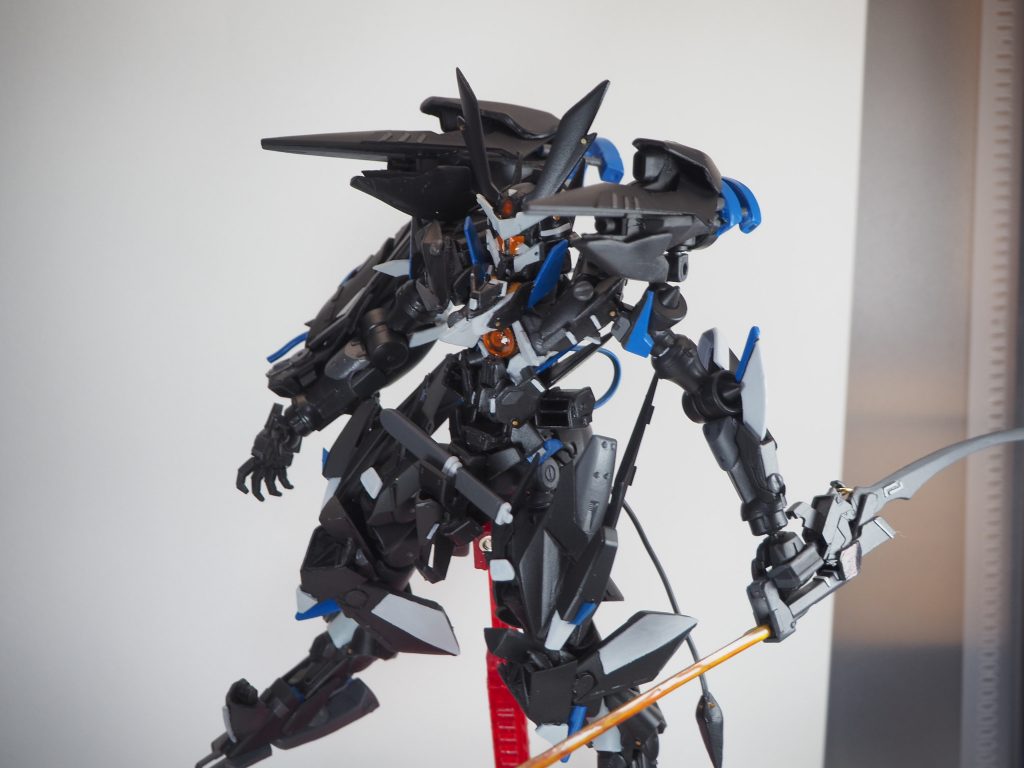 武装2:トライパニッシャー、GNキャノン左肩、背部のウィングバインダーに1門ずつ内蔵してあるGNキャノン(ブレイブのGNキャノンと同等の性能を発揮する)2つのウィングバインダーを全面に向け、腹部に内蔵してある。ドイレクストライカーを連動させトライパニッシャーを照射する。※ドレイクストライカー単体での攻撃はできない。