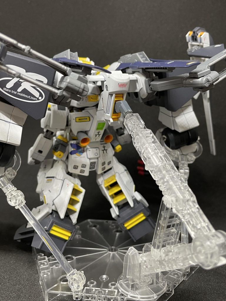 ギガンティックアームや武装ユニットはHGのサイズのままです。