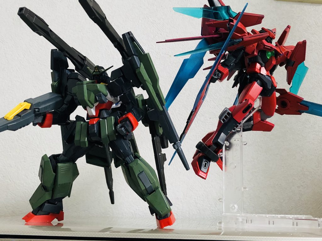 以前投稿したガンプラと。装備も相まってしっかりと立ってくれてる感が好きです。それでは〜