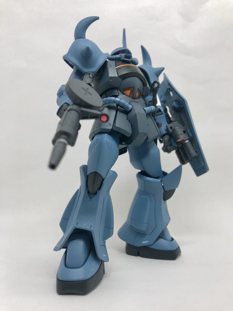 バトオペのグラフィックに寄せてポージング。本来ならジャイアントバズを持っているんですが手元に無かったのでやむなくマシンガンで代用しました。マシ装備は見た目こそカッコいいですがバトオペでは死ぬほど弱いのでちゃんとバズ持って戦場に向かいましょう。