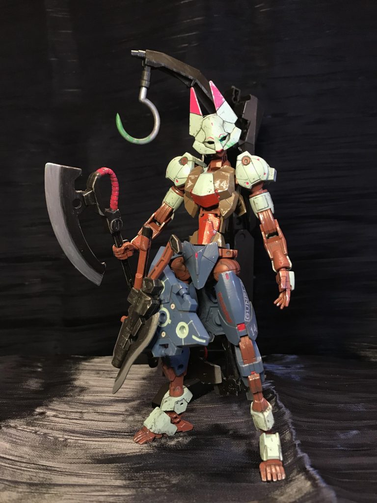 スピナティアをベースに頭身を高く見せる為頭部はスピナティオを使用。仮面は戦国仮面とアサシン仮面を切り貼り。胸と腹部ジョイントの間にオプションセットの足首延長パーツを噛ませて寸詰まり感を無くしました。素足はいっぱい余ってる平手パーツを切り貼り。