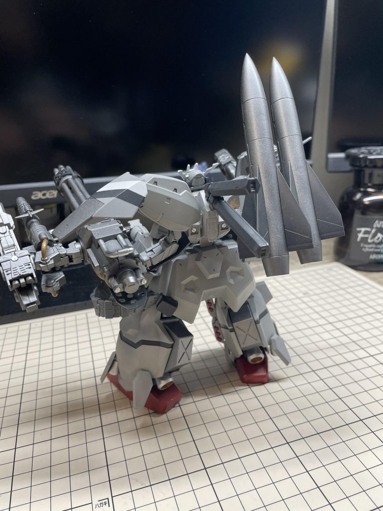 因みにポージングはこの見た目なだけあって、一切変える事が出来ません。まぁ、武器を全部構えるだけで迫力は見劣りしないと思ってます♪