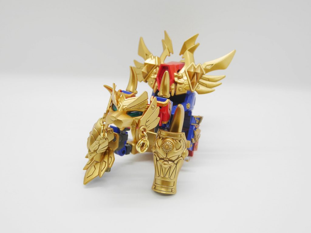 オブジェ形態キマイラがモチーフ獣の面、鳥の面、鬼の面の3つの顔、四本の爪、背中に羽根を持つキマイラの像を表現しています。