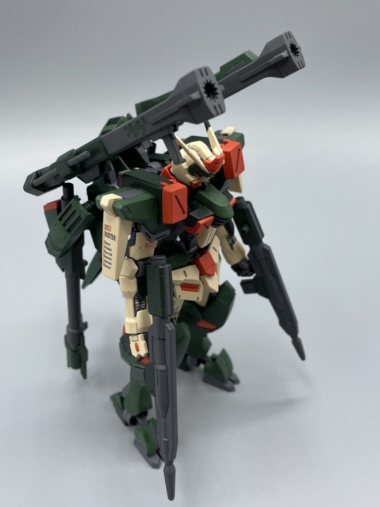 砲撃機体ということでフラウロスをベース機に、バスターガンダムのパーツを組み合わせました!背負い武器もバスターのものに変更!バスターとヴェルデバスターのパーツがあったのでどちらも組み合わせました✨