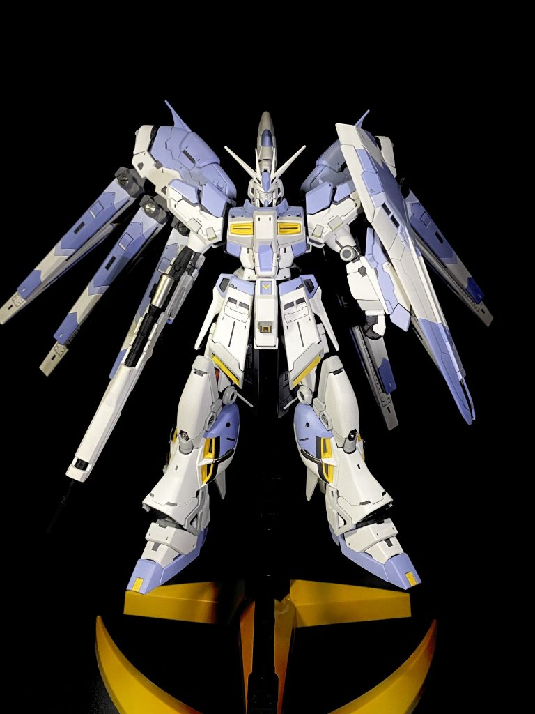 正面ショット。キット自体は私ごときがイジるような箇所が見当たらないぐらい完璧。唯一アポジモーターの部分がパーツ接続の穴も兼ねていて見た目が良くないのでメタルパーツに置き換え。あとカラーリングは旧MG準拠っぽい感じですが、金と銀のパーツが安っぽいのでver.ka風かつパステルな感じに変更してます。
