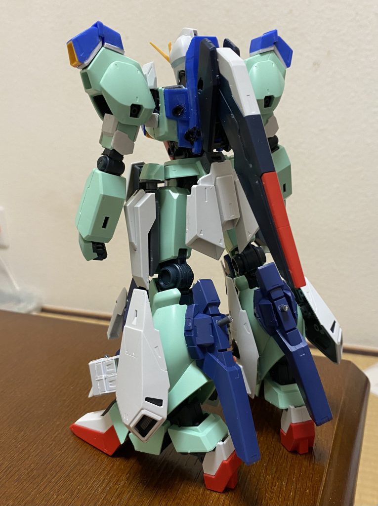ジェガンのボディにZガンダムを盛っていきます。