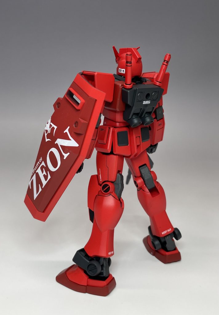 赤の発色が強すぎる感が否めませんが、個人的なイメージとしては、シャアレッドはピンクよりも赤なので、これはこれでいいかと思ってます…。