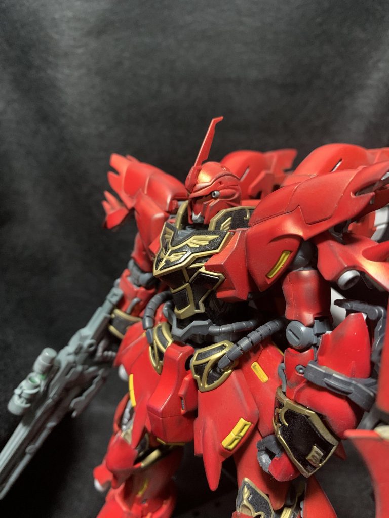 エングレービング部は少しくすんだ金にて塗装