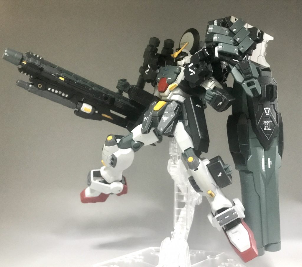 バスターランチャー右手に持つ大型のビーム砲、ウイングガンダムのバスターライフルと同程度の性能でフルパワーでの照射は3発まで