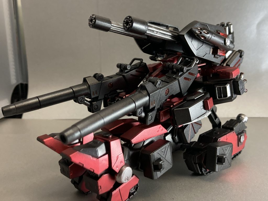 タンク形態には差し替えなしで移行可能。足裏にはタンク形態用のガトリングの銃身を埋め込む等挑戦してみました。
