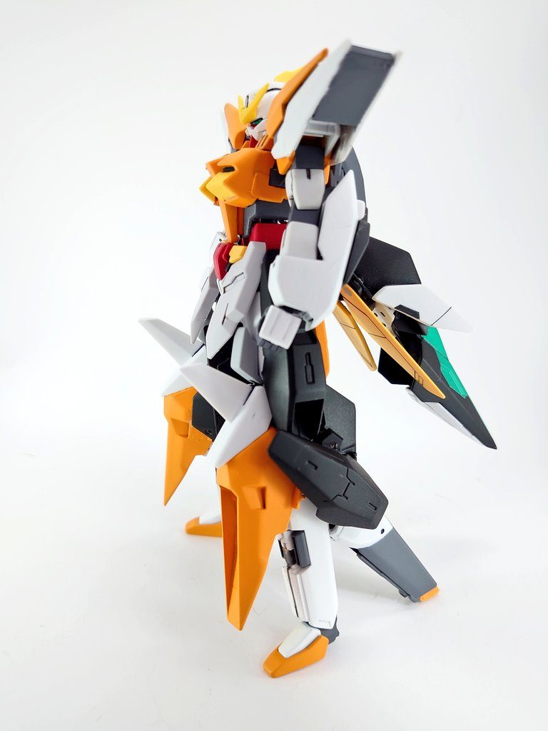 側面シールドでキュリオスの可変時の機首を再現足はハイゼンスレイⅡのパーツを使っているので小足になっています。その代わりにサブユニットを追加し、自立できる様になりました