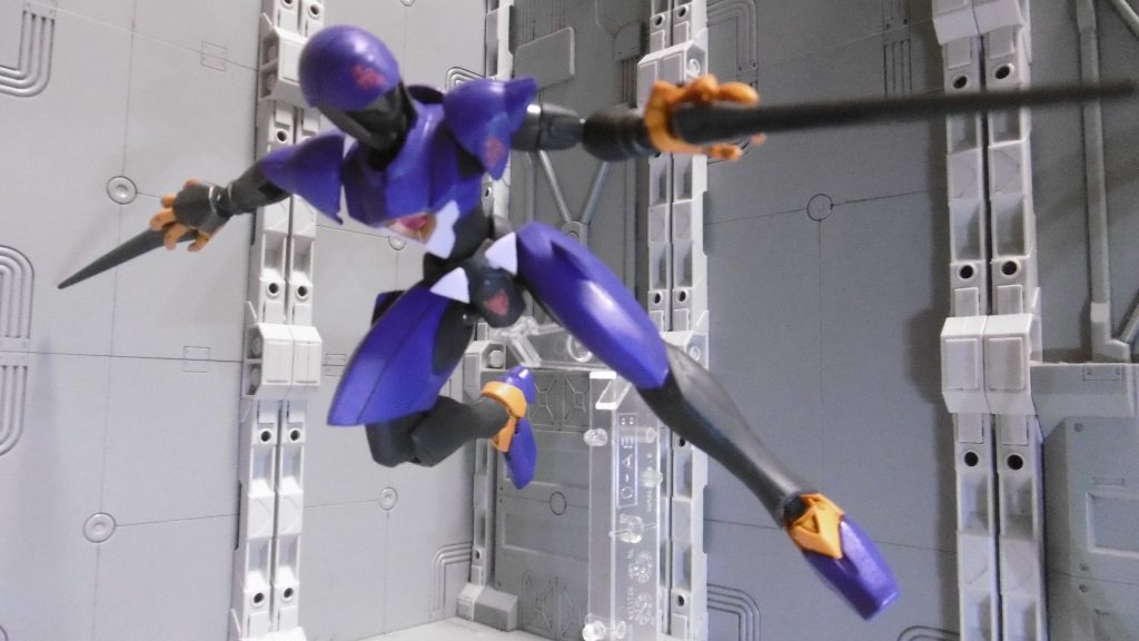 近接戦は二刀流。ファルシアソード2本目はジャンク胴体からの流用。