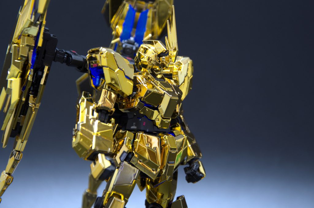 金メッキは加工できないのでそれ以外の個所にデカールとレッドチップを少々。
