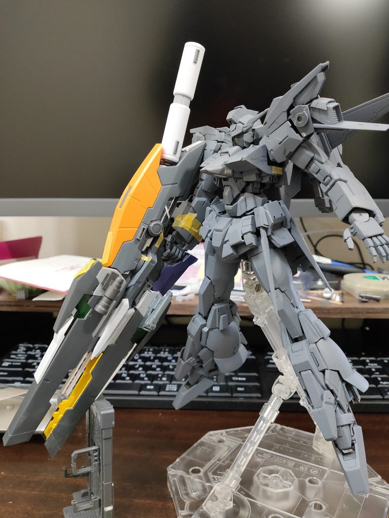 最初は武装はCファンネルのみで他の武器を作る気はなかったんですが、途中で急きょダイダルバズーカも持たせたくなって製作しました。