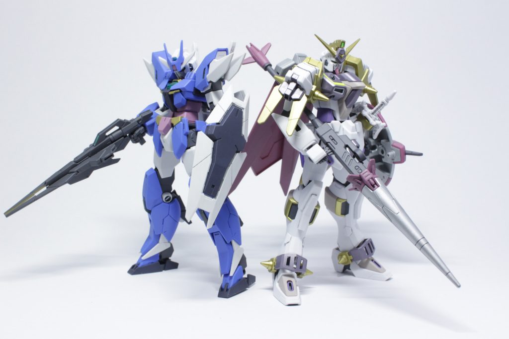 過去制作のアースリィガンダムと。今回レッドのカラーはこのアースリィに合わせた形になります。真っ赤なマントがアイデンティティの一部だと思うのでピンクにするのはかなり迷いましたが結果的にはこれはこれでカッコいいのでやって良かったです。