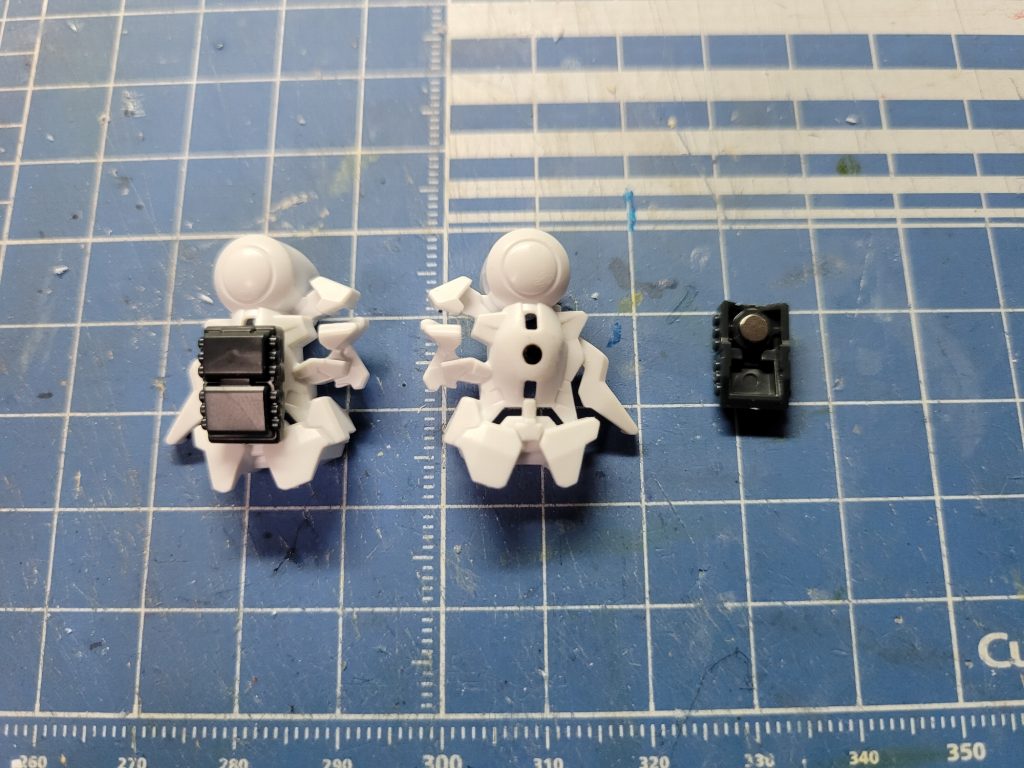脚部側面のピンをカットし、ネオジム磁石を埋めてグレネードを着脱可能にしました。