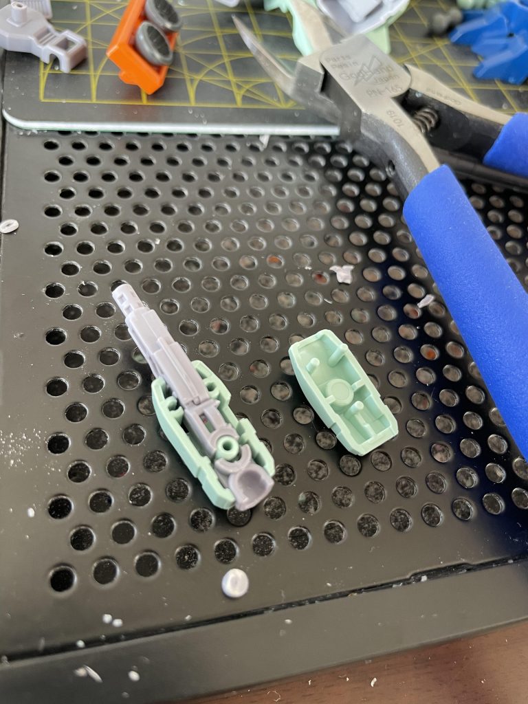 腕合わせ目消しの後はめ加工分割部のカットの他、側面もそこそこ削りました。