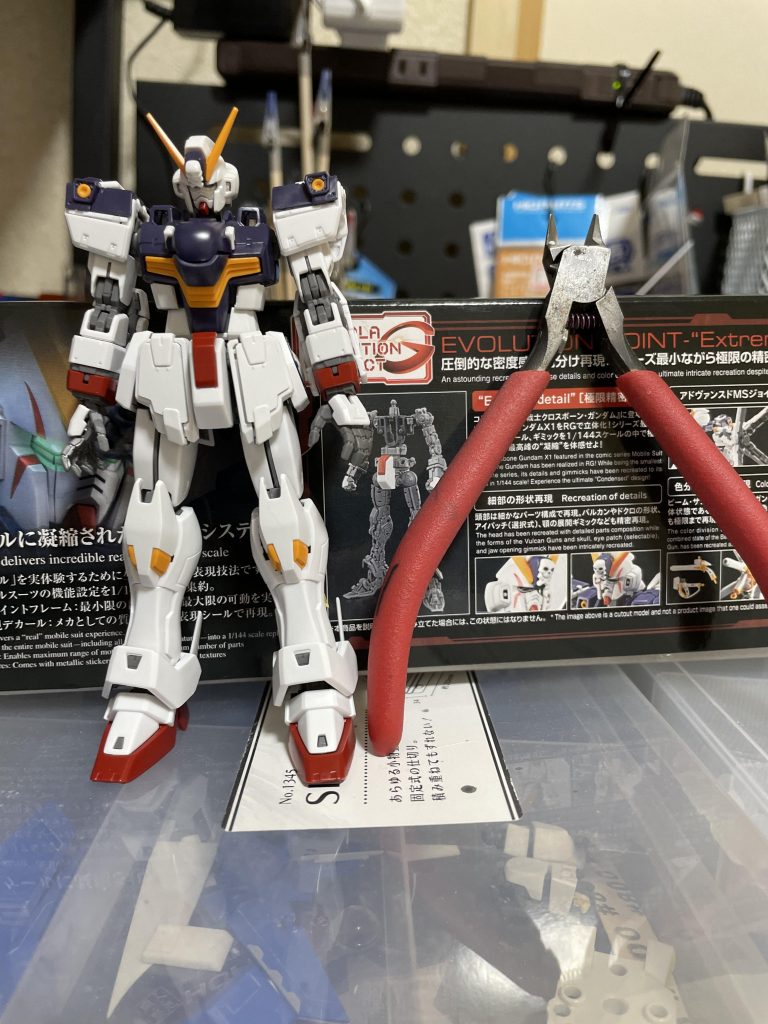 小ささに軽く絶望しました。老眼殺しですねwちなみに完成まで妖怪パーツ隠しが3回くらい出没しています。