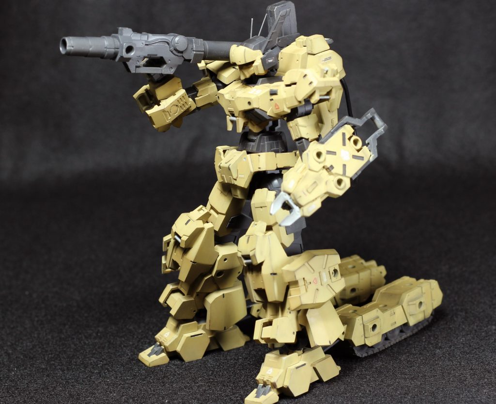 遠距離狙撃モード。足のキャタピラがアウトリガーの役割も担っています。右腕部の迫撃砲は取り外し自由。