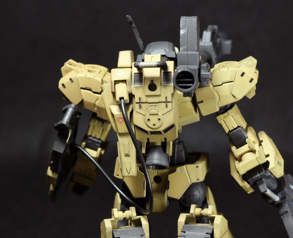 左腕部のヒートカッター用のエネルギー供給チューブ…のつもり。