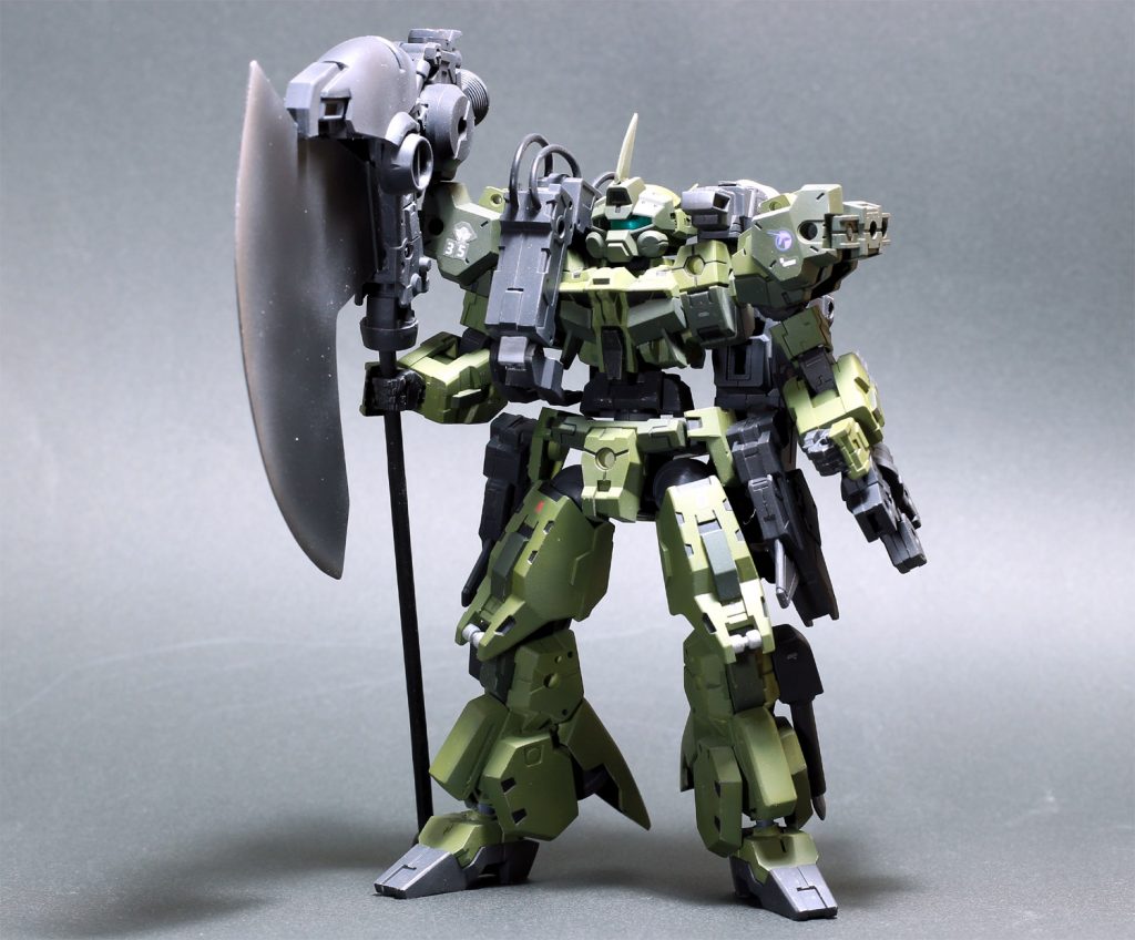 正面から一枚。目指したのはゴリマッチョな機体。フェイスパーツが横に広いバイザー型だったので、ザクっぽい色に塗りつつ「三倍速くなりそうな」角もつけてみました。右肩のアームは第三の腕というイメージで普段は収納できるように設置してあります。