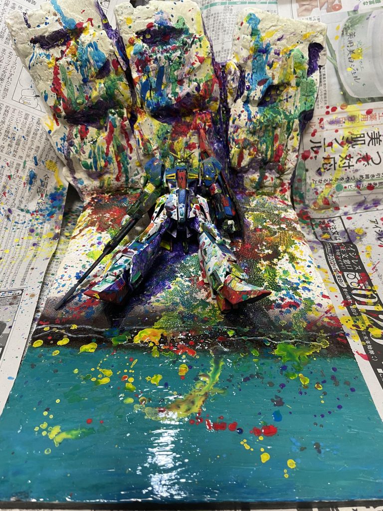 この絵の具の塗り方はドリッピングというそうですやる直前めちゃくちゃ緊張しますが、やり始めるととても楽しい工程でしたそれと、もしこれをやるなら養生は徹底しましょう…養生しすぎということはありません…