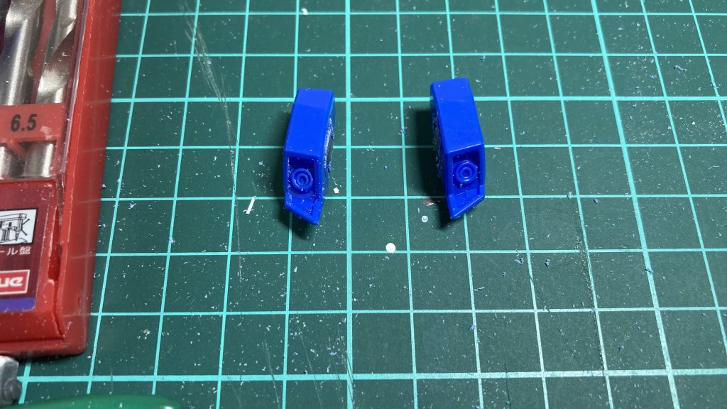 ご覧のように切断し、AGE2のリアスカートに両サイドから接着