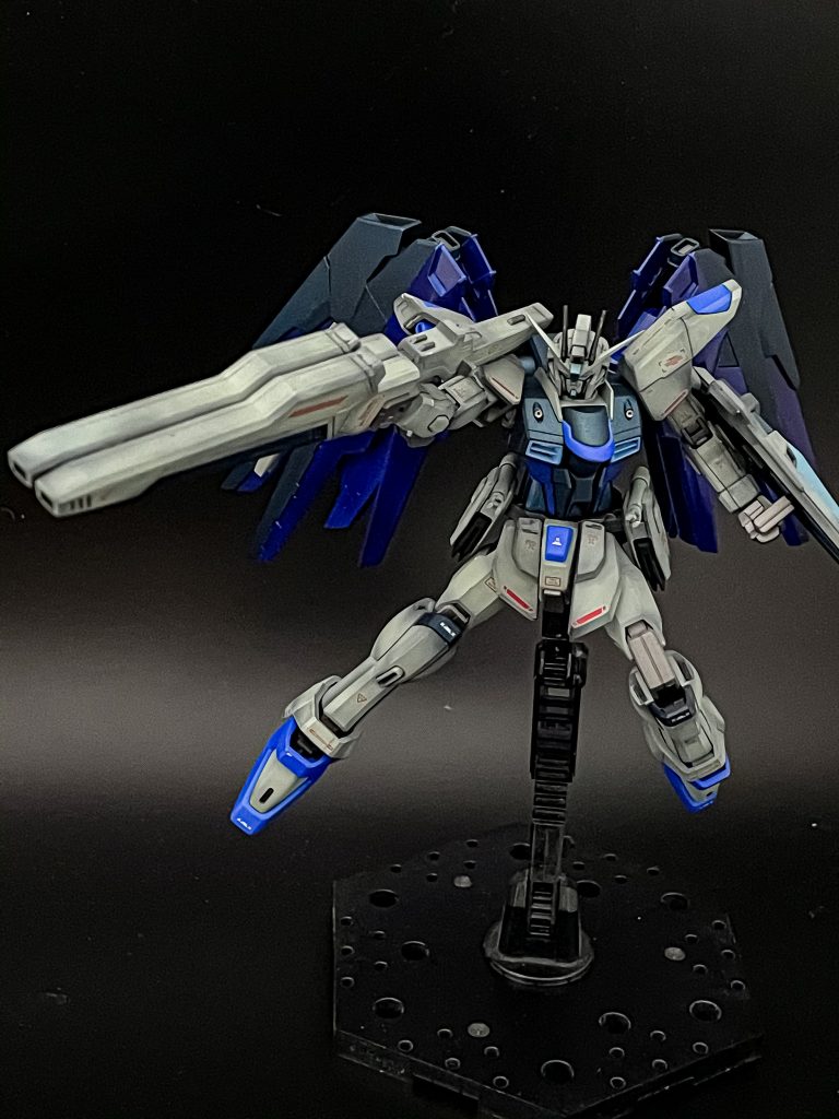 プラズマ収束ビームバズーカ オルカバラエーナを手持ち武装に変更した連装型バズーカ。グリップと後端部はルプスビームライフルから流用。