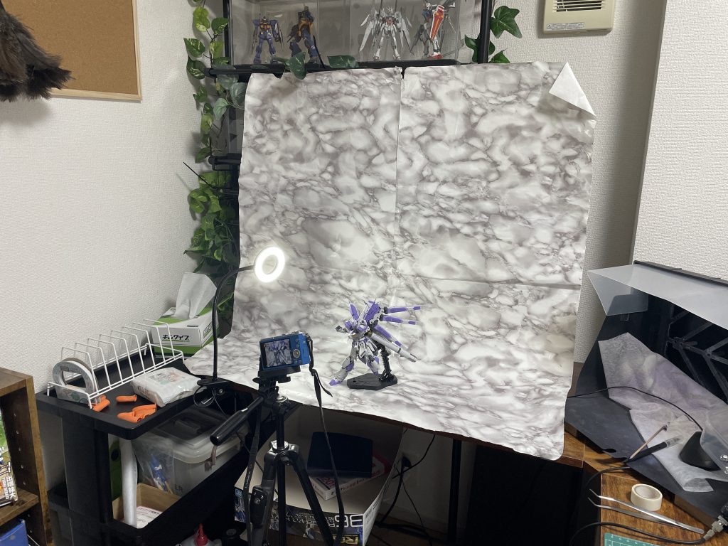 こんな感じの即席撮影ブースで塗装してます。