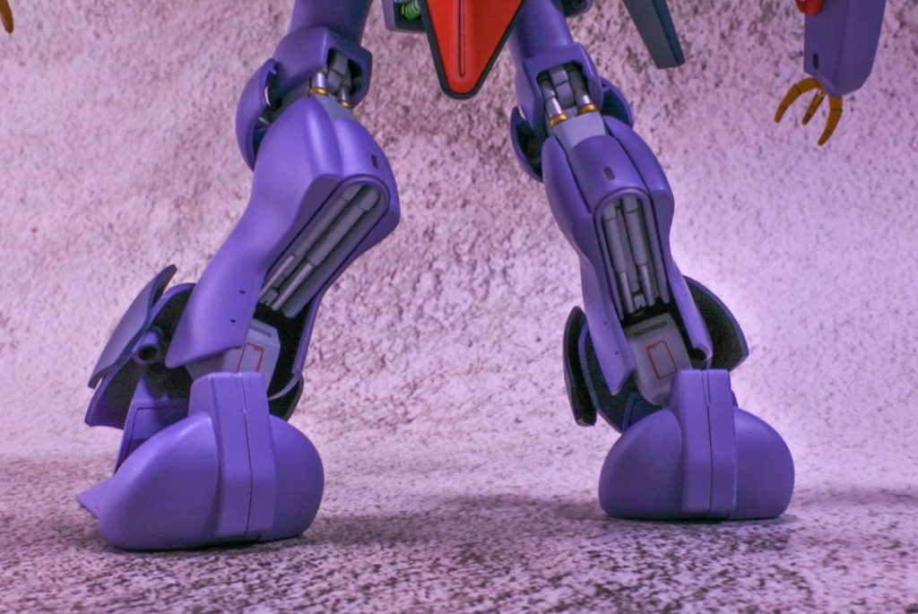 [頭部]・モノアイ可動化のため、モノアイスリット部分を全て削り、開口部にプラ板とクレオス瞬間接着パテでモノアイ基部の軸受けを作製・モノアイ基部はバイアランカスタム用のジャンクパーツを流用し、額パーツや開口部と干渉しないよう削り込み・モノアイはHアイズ3クリアの1.5mmを使用し、クレオス蛍光ピンクで裏打ち・劇中の描写や過去のガレージキットの印象に近くなるよう顎を削り込んで小顔化・額パーツ前後のセンサーはHアイズ4クリアの角パーツやランナーから削り出して整形し、クレオス蛍光グリーンで裏打ち、コニシデコプリンセスで接着・アンテナは先端にクレオス瞬間接着パテを盛り付け、数ミリ延長した上で削り込み、シャープ化[胸部]・スジボリ追加[バックパック]・バックパック、スラスターの合わせ目消し[肩部]・フレーム、外装の合わせ目消し・肩部バーニアは２個連結しているので切り離し・バーニア基部の噴射口はピンバイスで開口し、HI-Qパーツのメタルパイプ1.5mmを取付け、ディテールアップ・スタビライザー裏側にスジボリ追加[腕部]・上腕、前腕の合わせ目消し・前腕両サイドの赤色パーツはクレオス瞬間接着パテで肉抜き穴埋め、併せて前方モールド部分をピンバイスで開口し、HI-Qパーツのガンマズルレギュラー1.5mmを取付け、ディテールアップ・掌をピンバイスで開口し、HI-Qパーツのメタルパイプ2.5mmを取付け、メガ粒子砲のマズルを再現・クレオス瞬間接着パテで肘関節パーツの肉抜き穴埋め[脚部]・太腿、股関節、膝関節上半分の合わせ目消し、膝関節下半分は単調な面にならないよう段落ちモールド化・クレオス瞬間接着パテで足首パーツ、つま先と踵の接続部の肉抜き穴埋め・裾の装甲内側はタミヤエナメルのフラットブラックとフラットホワイトで調色したダークグレーで塗り分け[カラー]・本体ライトパープル　クレオスパープルをベースに調色・本体ダークブルー　クレオスネイビーブルーをベースに調色・本体レッド　クレオスシャインレッド・本体グリーン　クレオスルマングリーン・本体イエロー　クレオスキャラクターイエロー・関節グレー　クレオスホワイト、ブラック、ブルー等で青みがかったライトグレーに調色・モノアイ　クレオス蛍光ピンク・額センサー　クレオス蛍光グリーン・シリンダー、バーニア、スラスター　ガイアスターブライトシルバー※バーニアとスラスターは下地にクレオスブラックを使用・シリンダーの一部　ガイアスターブライトゴールド・墨入れ　タミヤスミ入れ塗料ブラック　タミヤエナメルブラック　タミヤエナメルフラットブラック・本体トップコート　クレオススーパースムースクリアつや消し・動力パイプ(グリーン部)トップコート　クレオススーパークリア3・サーフェイサー　クレオスフィニシングサーフェイサー1500グレー[デカール]・アクセント程度にガンダムデカール、汎用デカール(ベルテクス、HI-Qパーツ)を貼付け