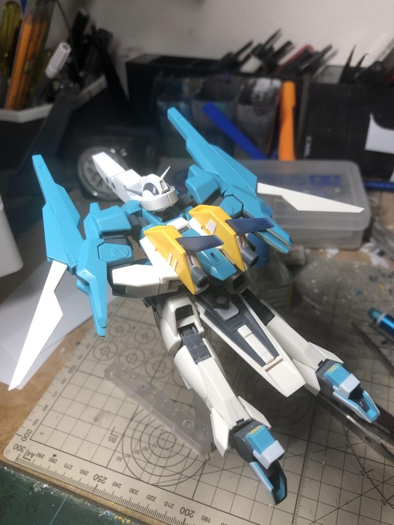 飛行形態背面です。シールドはアームをつけて外さずにこの位置まで移動します。例によって白い部分はプラ板で追加しました。