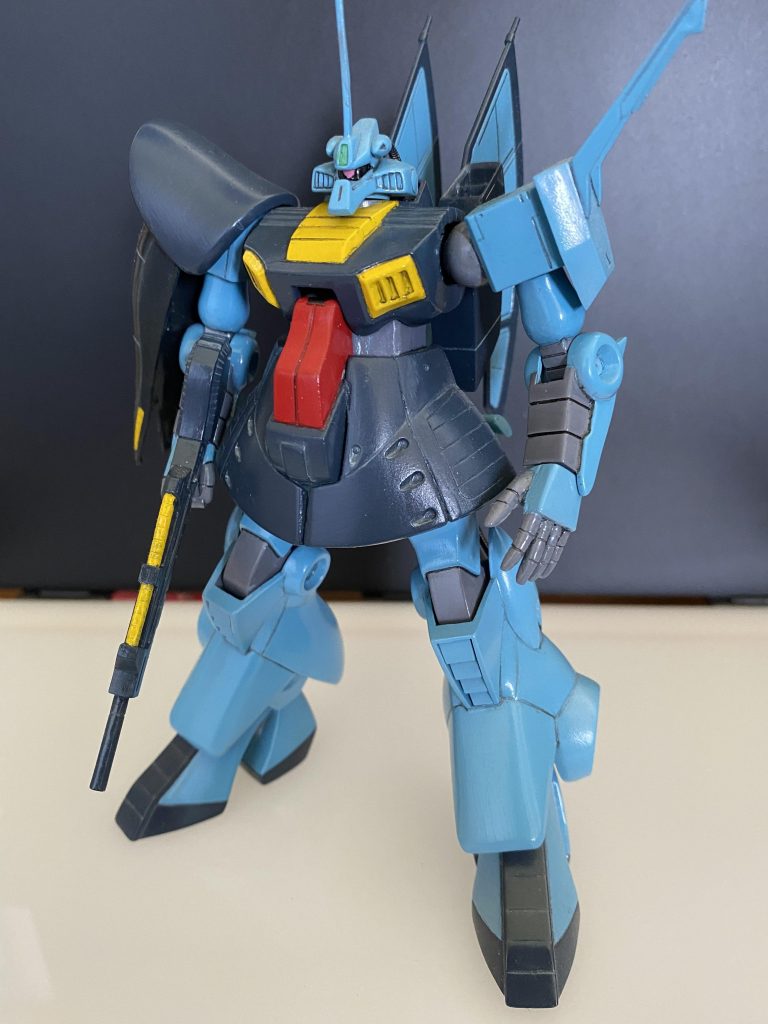 腰アーマーは分割、裏をパテで埋めてディテールも入れましたが可動工作がうまくいかず、断念して全て接着してしまいました。塗装は水性ホビーカラーです。