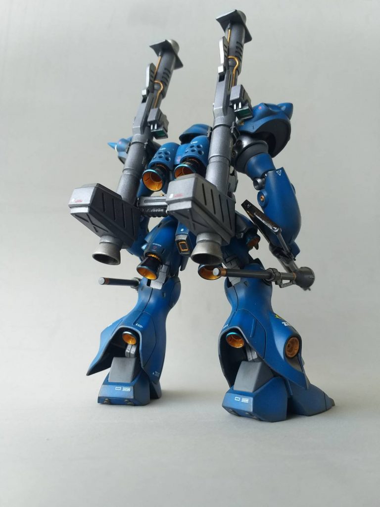 塗装はエアブラシで、まずシャドウを適当に吹いてから、各色を上にかぶせました。気持ち「あ、グラデかな？」と判る程度にしてます。外装を艶消し、武器を半艶消し、関節などの内部メカとバーニア類は艶有り仕上げとしてみました。本体の色指定は「似ている色」を適当に使いました。武器は指定ではほぼ単色だったので、味気ないな…と思って勝手に塗りました。ショットガンは海上警備隊などが使うステンレス仕上げされたものを参考に塗り分けてみました。個人的にはショットガンと言えば、木製のストックと黒い金属の組み合わせが好物ですが、ＭＳにそれを持たせるワケにはいかないので…(;^_^A