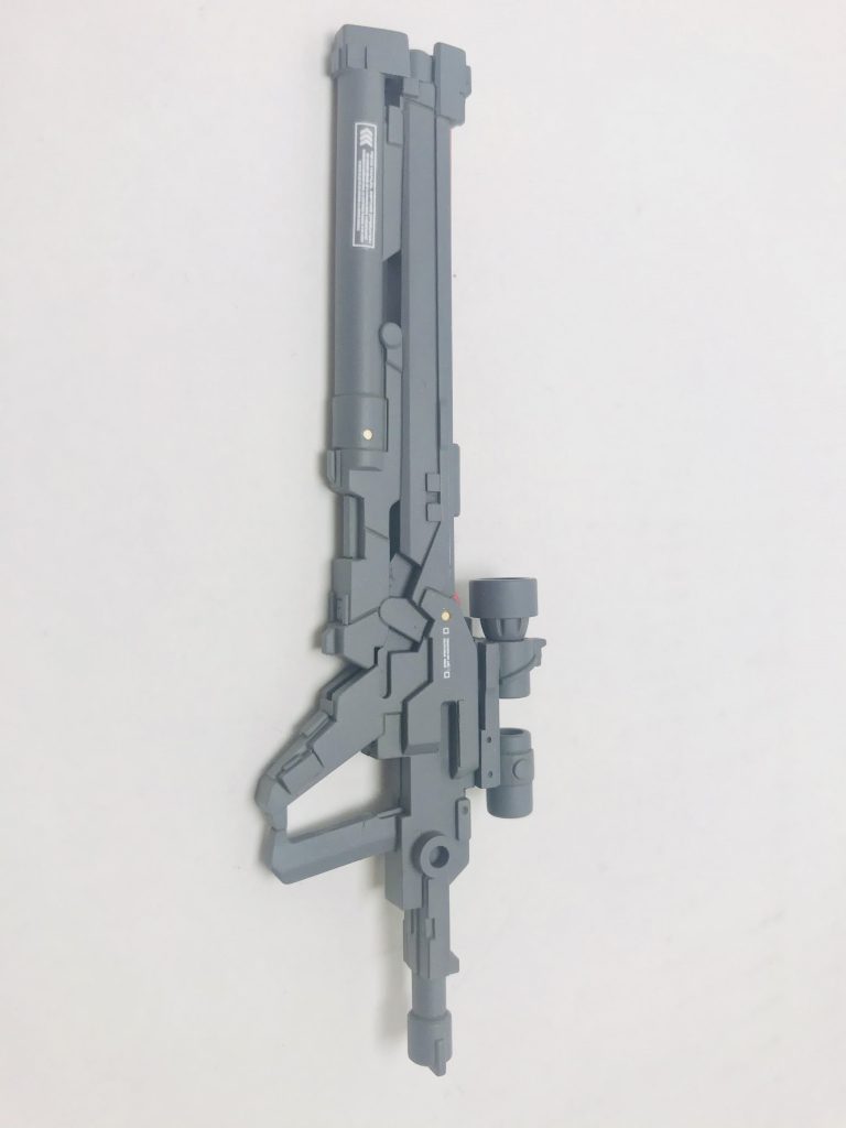 今回地味に悩んだのが武器でした。上半身がコンパクトになったせいでジオのライフルが似合わず。色々試した結果シナンジュのライフルがいい感じで、最初はそのまま行こうかと思いましたが、せっかくのオリジナル機体だからと、ちょっとジオに寄せた型に改造しました。そんなに手を加えてないのにすごく手間取りました笑