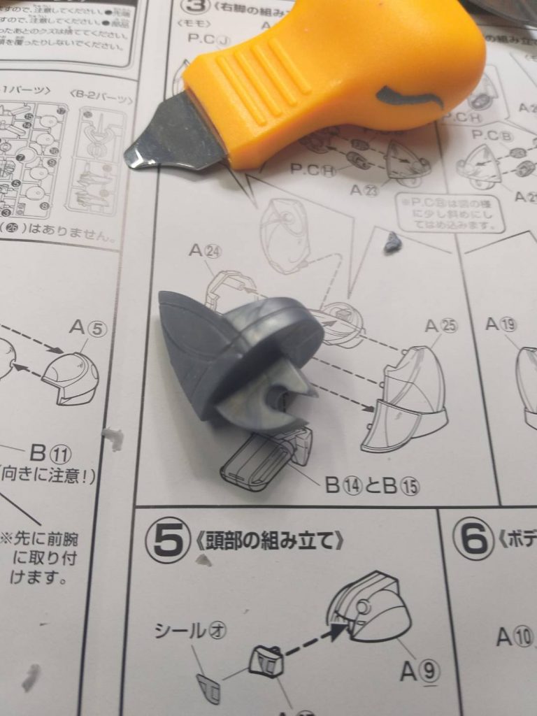 膝の後ハメです。ゆるんだら接着固定する覚悟でしたが、意外にしっかりとした後ハメ加工となりました。(^^)/