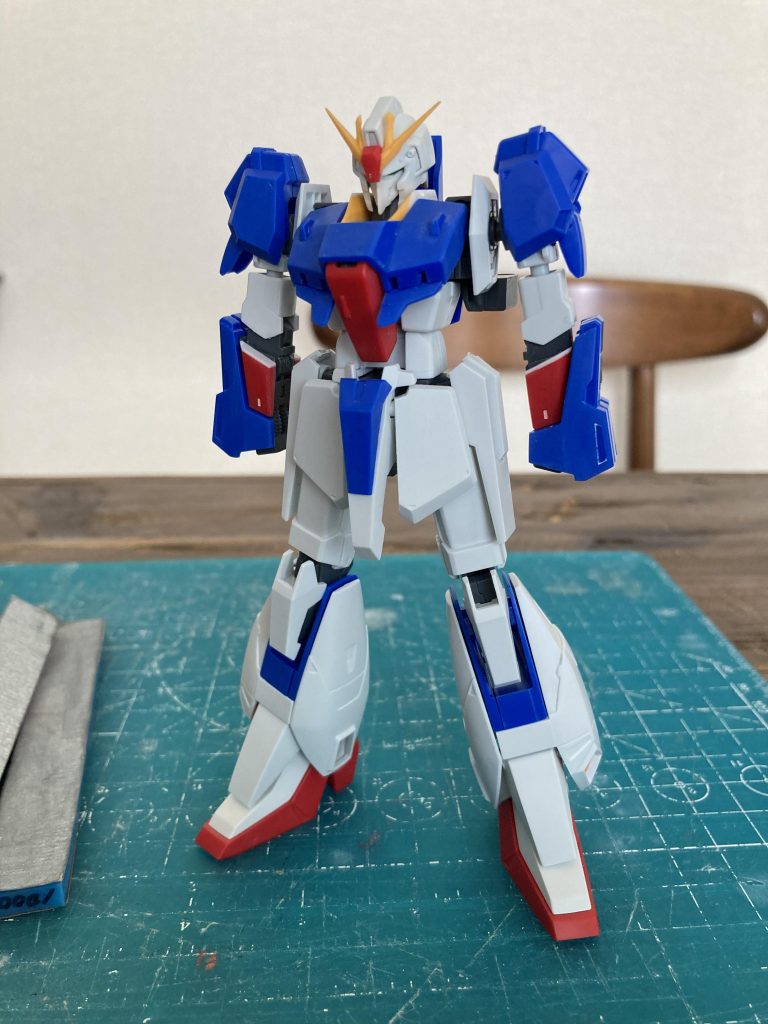 それでもいくつか加工はしております。加工箇所は①フェイス形状変更と目つきを悪く、②アンテナシャープ化、③襟の両外側に0.5mmプラ板を貼って外側へ広げる、④前腕の赤いパーツのシャープ化、⑤胸部フィンを薄く、⑥腹部1.2mm延長、⑦上腕、太腿、膝下側面の形状変更、⑧足首1.2mm延長、です。特に⑥⑦⑧はやってよかったのではと思ってます。キットのままですと全体的にマッシブで太いのですが、上腕と太腿の丸みを帯びた太さに下部の出っ張りが相まって、メリハリがなく脚部のラインもスッとしてない、全体的に寸詰まりのようなスタイルに違和感を感じました。ですので上腕、太腿の丸み削ぎ落とし直線のラインを出して、特に脚部は膝下との繋がりを意識してスタイリッシュな感じになるようひたすらヤスりました。脹脛の外側両サイド部はモールドが何だかハッキリしない感じだったので、自分なりの解釈で装甲が被さってるように彫って、下にある装甲の上にスラスター装甲を重ねているように見せるためひたすらヤスって段差ができるようにしました。