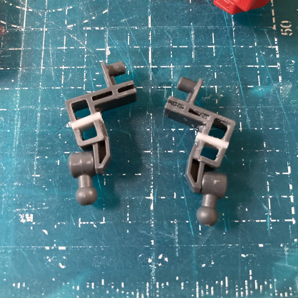 足首はパーツをノコギリで切ってから1.2mmプラ板を貼って再接着してます。恐らくウェイブライダーになる際の機構なのでしょうが、無しとしました。ウェイブライダーへの差し替え変形をする気がないです😓