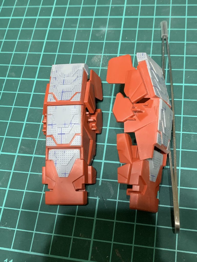 ディテールアップした肩パーツ。方眼プラ板を使って採寸したパーツを2~4層に重ねて上・中・下段へ貼り付け。このパーツ、素のままだとどうものっぺりしていて鎧感がイマイチだったので、仮組みの時からやってみようと思っていた部分。若干の粗があるものの、塗装することでそこそこ誤魔化せたので良しとしています。