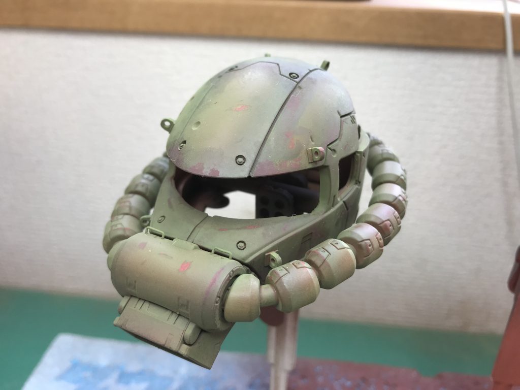 水を付けた筆と爪楊枝で塗膜剥がし