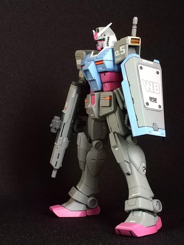 ライトパッケージゆえウェポンパーツがなくて寂しいので、コトブキヤMSGのライフルと、FGガンダムのシールドを工作して使用。膝はエッジ出しして、さらにプラ材加工。ヘリウムコアは前後ともギリギリまで薄くなるよう切削。