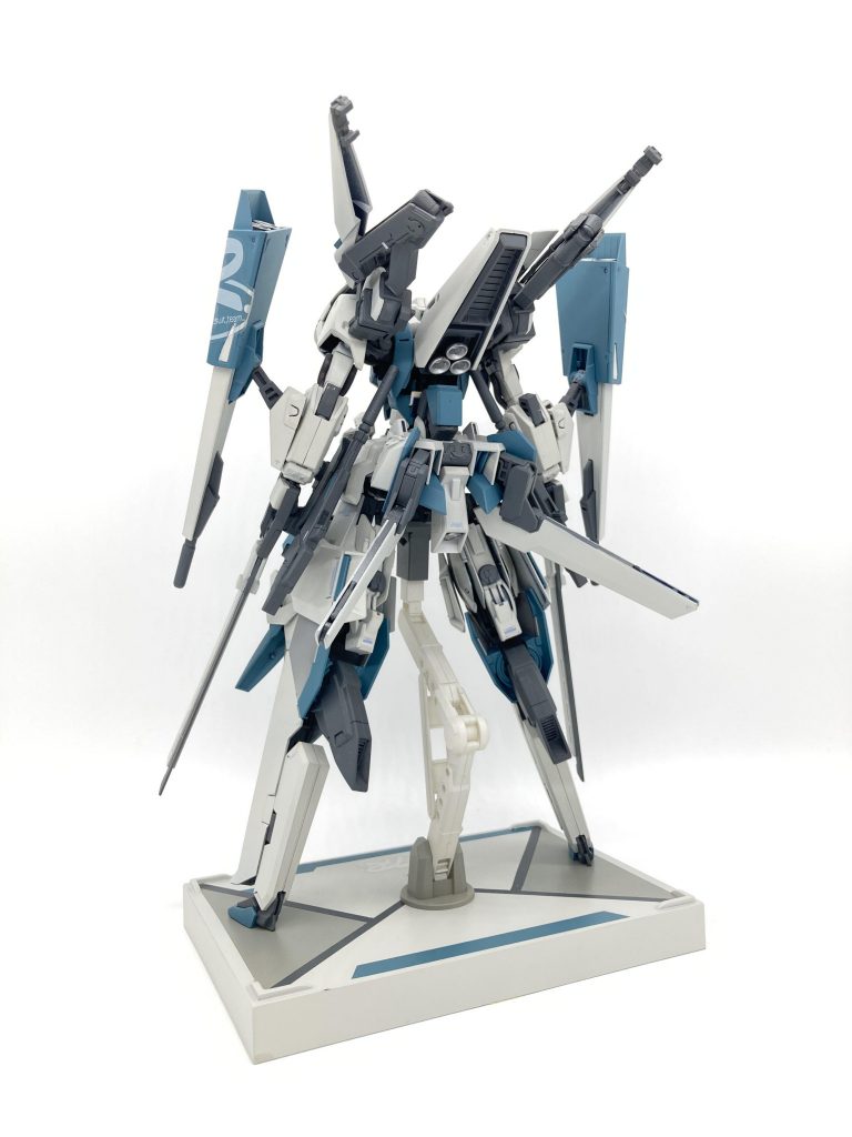 背面ハイゼンスレイⅡの脚部パーツを腰部スラスターにプロペラントタンクと見立てて設置