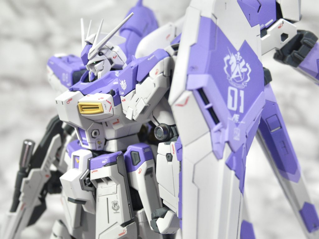 青を紫に変えただけじゃなくて、各部の金やシルバーをガンメタやホワイトに変えたのも気に入ってます。