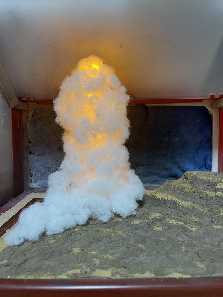 100均素材でヤグラを組みその中にLED（100均）を仕込み裁縫ワタで爆発を💣