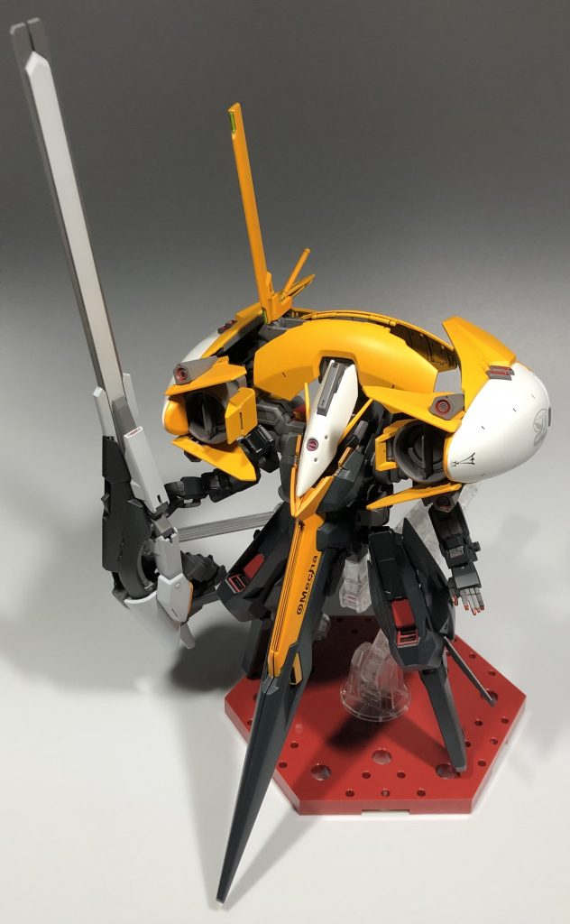 アンテナを展開しブースターポットを180度回転、ブースターポットのウイングを収納(見えませんね。。。)、脚部を展開すれば、中間形態の完成です。