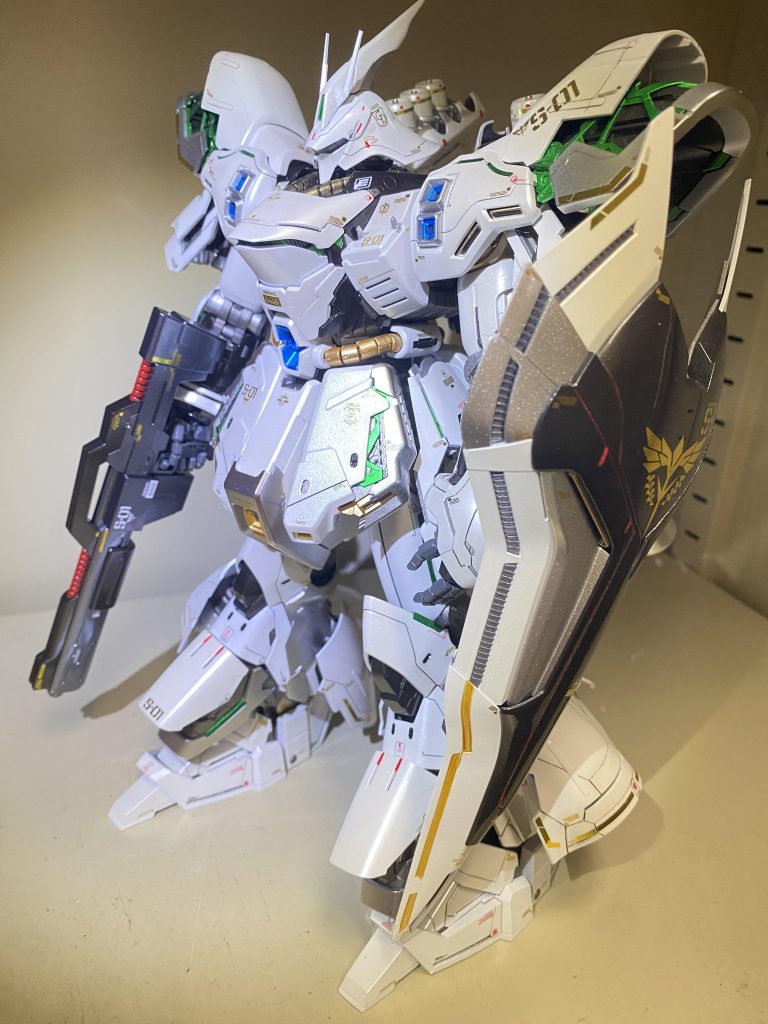 この盾を塗った時に艶々テカテカ塗装に目覚めもした。