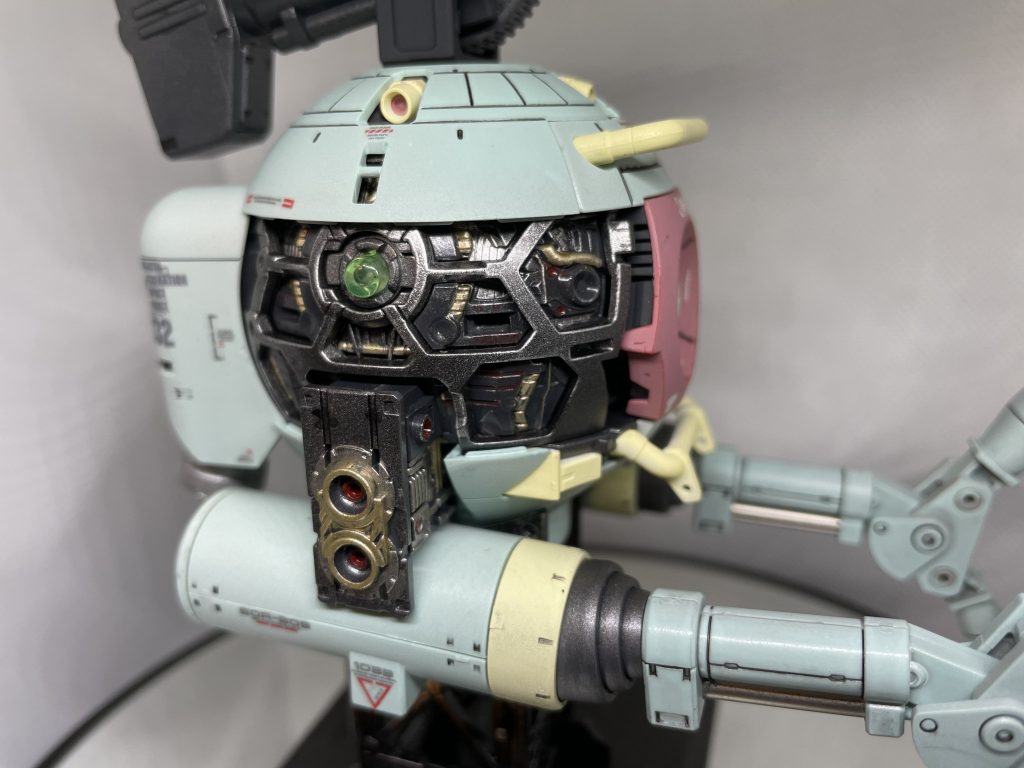 このキットはボール自体が構造が単純な分、内部フレームを多重構造とし、完成すれば見えなくなる部分に手をかけていると言うことなので一部外部フレームは外して完成としています。