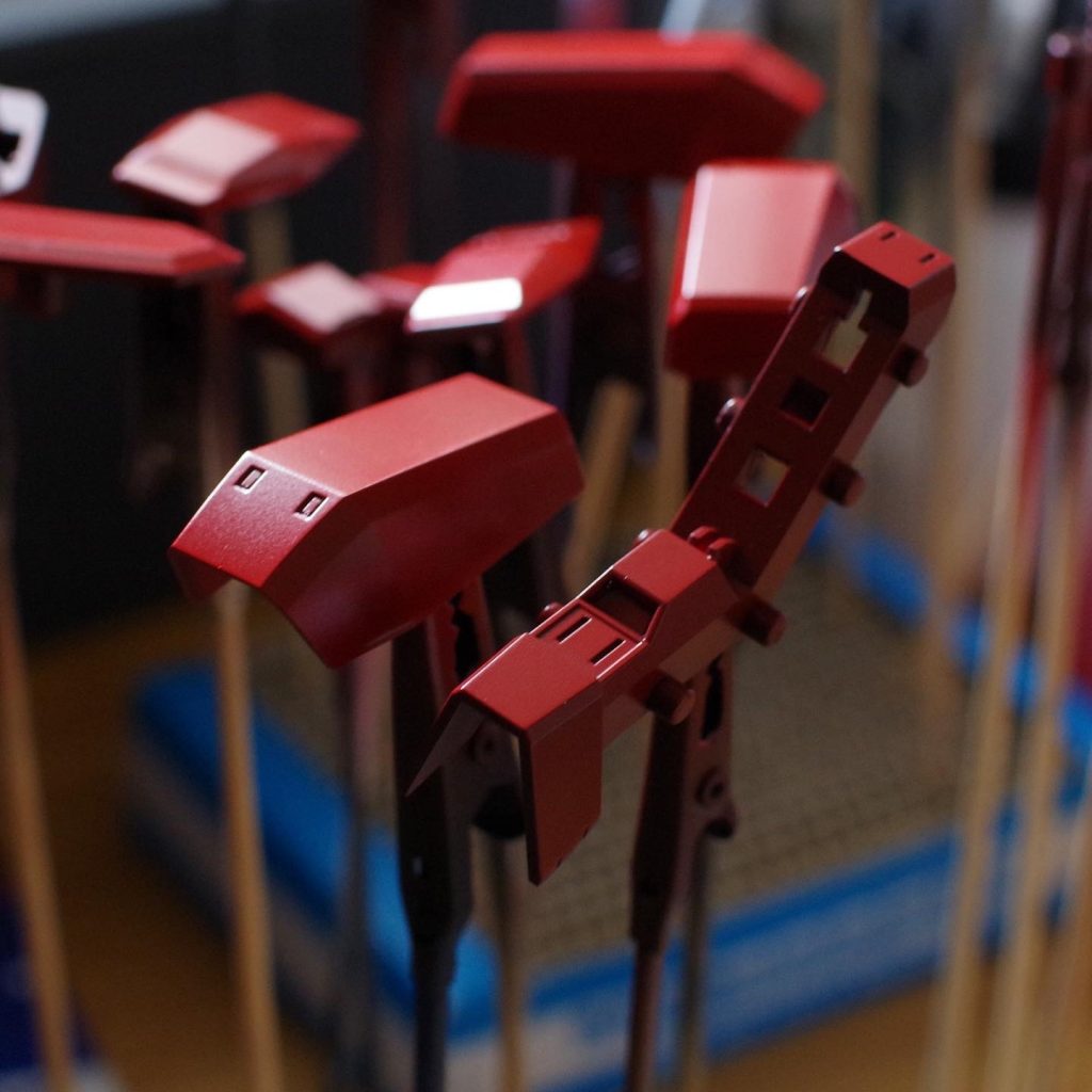 キットでは赤が1種類の成型色のみでしたが、塗装に際し、2種類用意して塗り分けました。