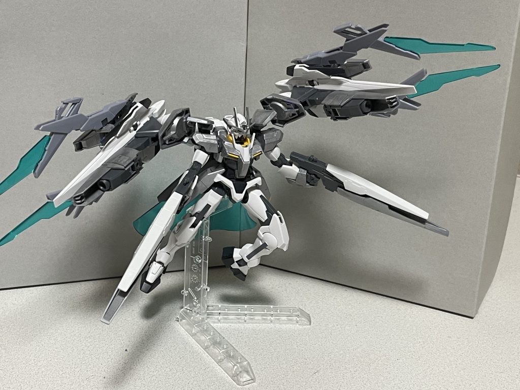 武装を変形させて様々な局面に対応可能に。腰にはトライエイジマグナムの腰マントを付けました。手持ちのツインハイパーメガランチャーですが…