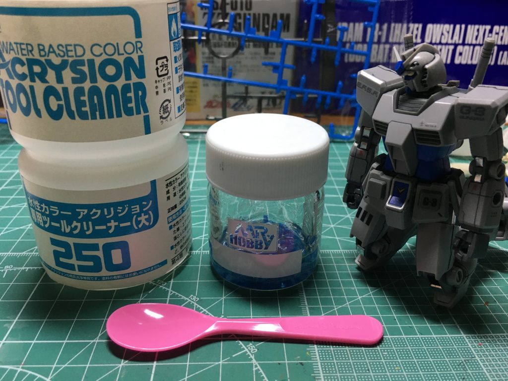 おまけ。当初は肩アーマーなどをランナーパテで合わせ目消ししようと思ってました。ある方がランナーパテ作りで流し込みセメント以外で、ツールクリーナーを使って時短する方法を紹介されていたので、アクリジョンのツールクリーナーを使ってみました。 結果的に1週間たっても全くドロドロにならず断念。やはり流し込みセメントで無いとだめか…という失敗談でした。