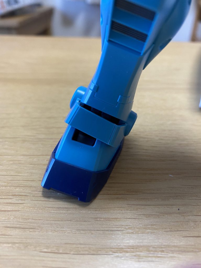 アンクルガードだけはスジ彫りして左右対称にしました